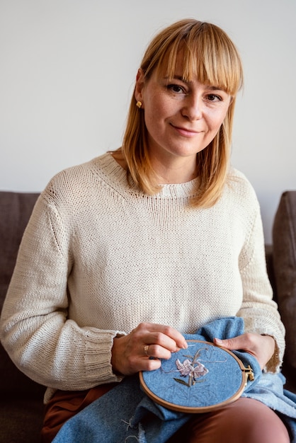 Úsmev lektorky v dielni s výšivkami