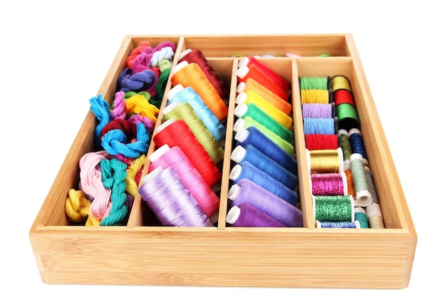 Farebné nite uložené v škatuliach